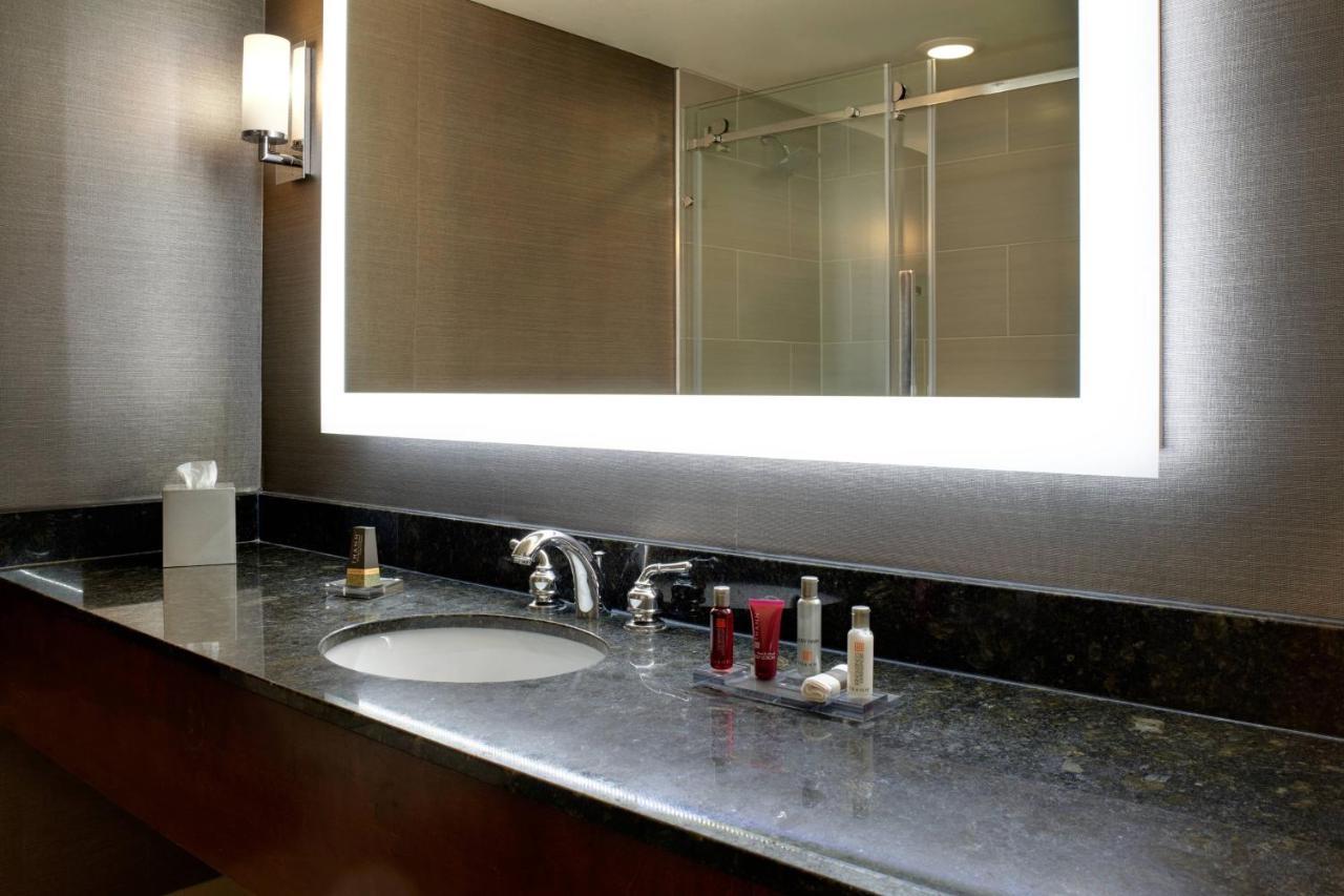 Marriott East Lansing At University Place Exteriör bild
